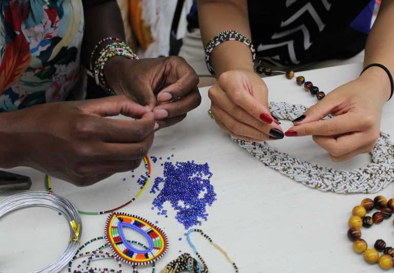 Magia de abalorios: Extravagancia de joyería hecha a mano en Kigali