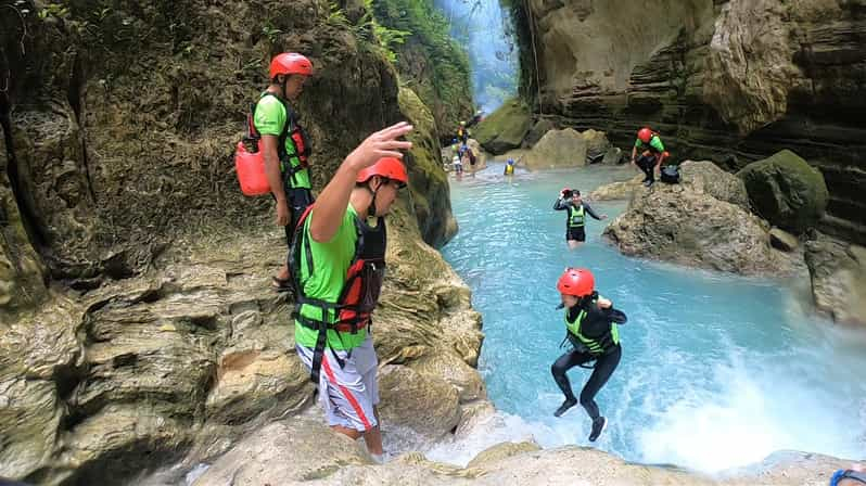 Cebú: Excursión de snorkel con sardinas en Moalboal y barranquismo en Kawasan