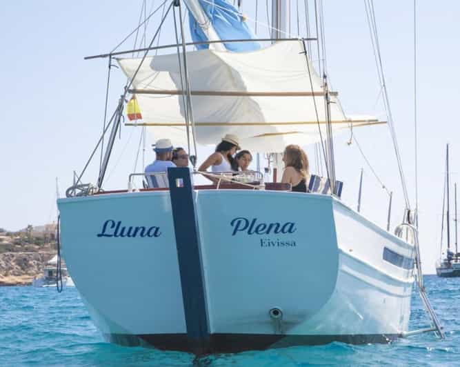 Ibiza: Velero Privado con Barra Libre Premium, Comida y Música