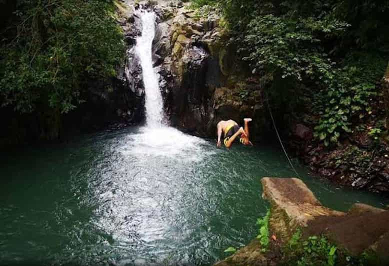 Norte de Bali : Actividades divertidas en la cascada y el templo de Ulun Danu