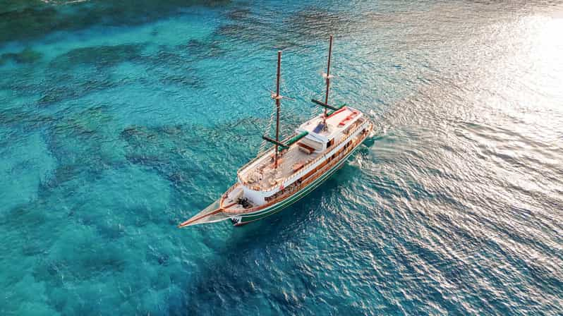 Crucero al Atardecer en la Hora Dorada