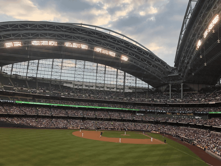 Partido de béisbol de los Cerveceros de Milwaukee en el American Family Field