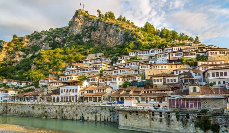 Desde Tirana/Durres/Golem: Berat y el lago Belshi, excursión de un día