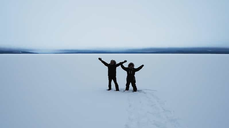 Experiencia con raquetas de nieve y bebidas tradicionales en Laponia