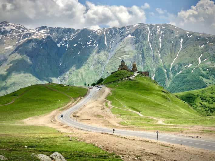 Excursión privada de 2 días Stepantsminda, Montañas Kazbegi y Sno