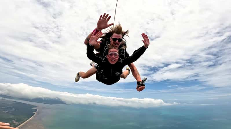 Airlie Beach: Experiencia de paracaidismo en tándem con aterrizaje en la playa