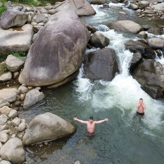 desde Medellín: Excursión de 2 días "Nadar en cascadas y ríos