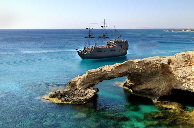 Ayia Napa: Crucero en barco pirata Perla Negra con espectáculo de cañones