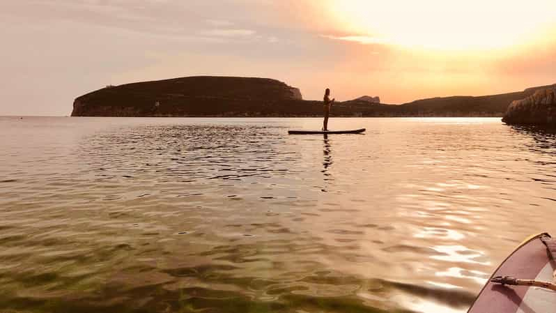 Paseo en velero al atardecer por la costa de Alghero con aperitivo