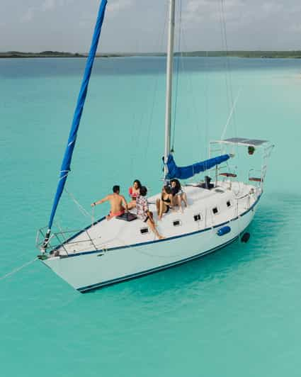 Paseo en Velero por la Laguna de Bacalar con Barra Libre y Comida Mexicana