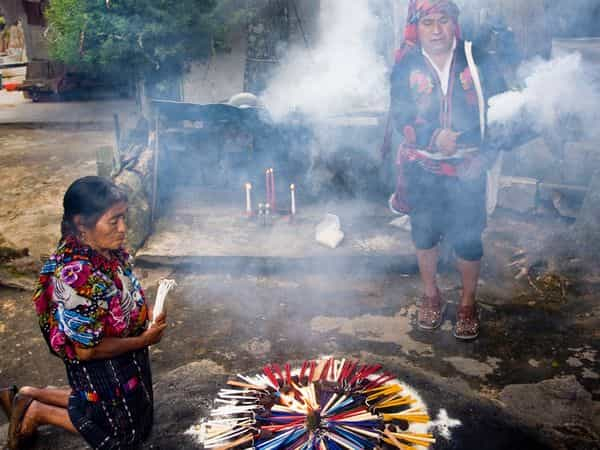 Lago Atitlán: ceremonia maya y las cuevas sagradas