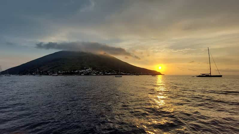 Desde Milazzo: Crucero al atardecer por Panarea y Stromboli