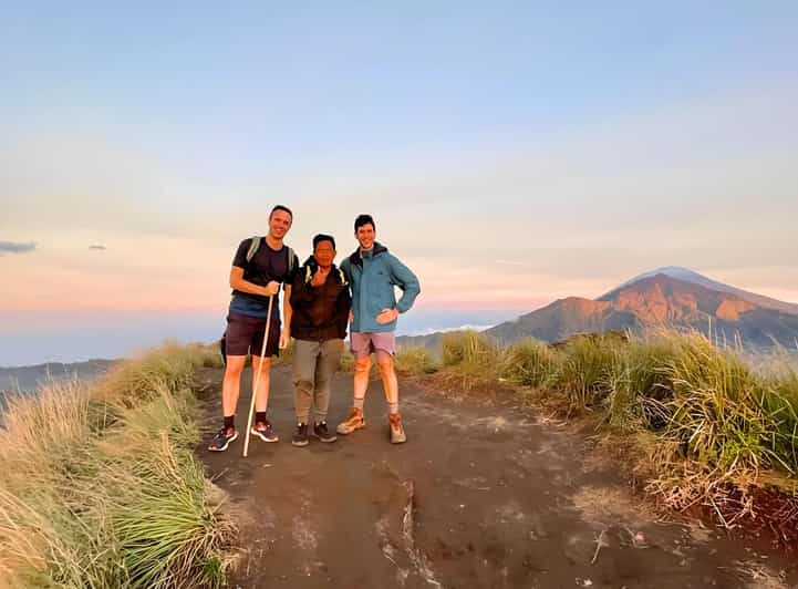 Senderismo alternativo al atardecer en el monte Batur