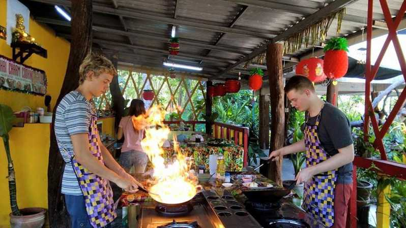 Krabi: Clase de Cocina en la Escuela de Cocina Thai Charm con Comida