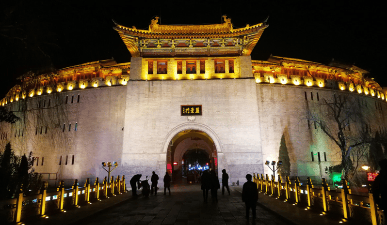 Luoyang tour nocturno a pie con cena local casco antiguo