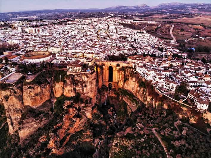 Desde Málaga: Excursión de un día a Ronda y Setenil de las Bodegas