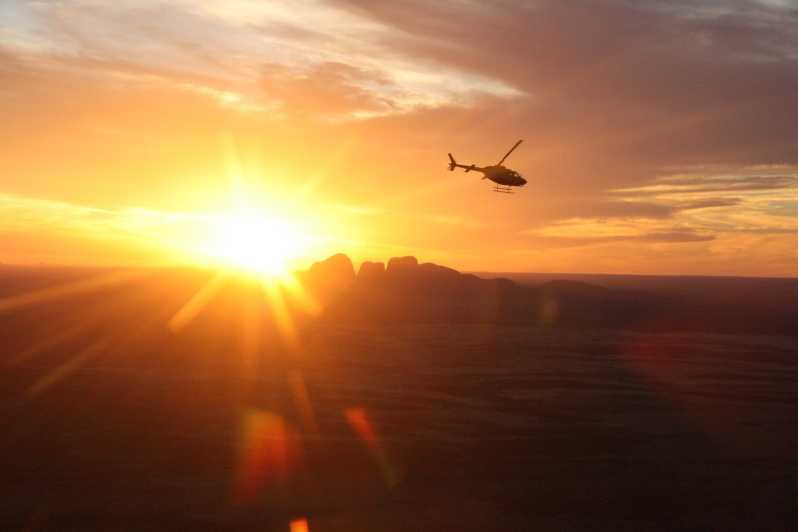 Yulara: Excursión en helicóptero al atardecer en Uluru y Kata Tjuta