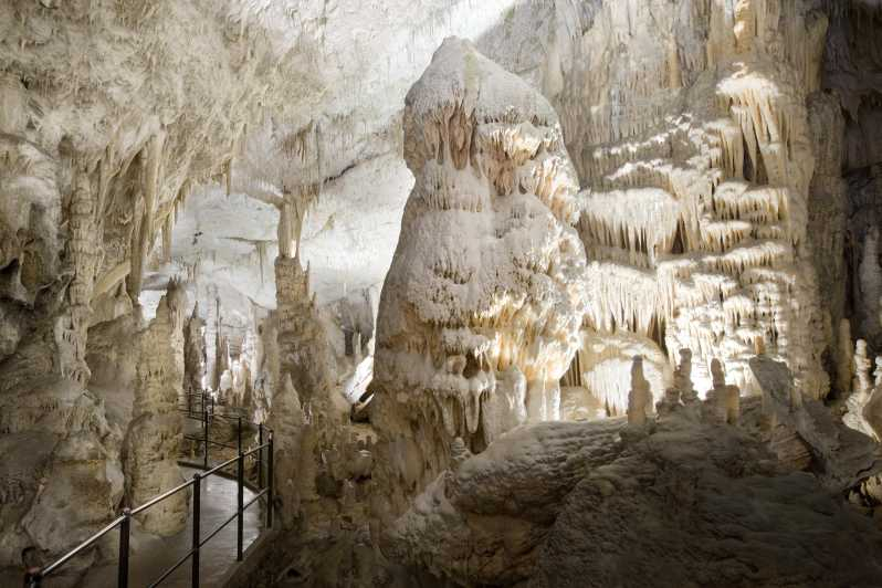 Liubliana: Entradas y Visita a la Cueva de Postojna y al Castillo de Predjama