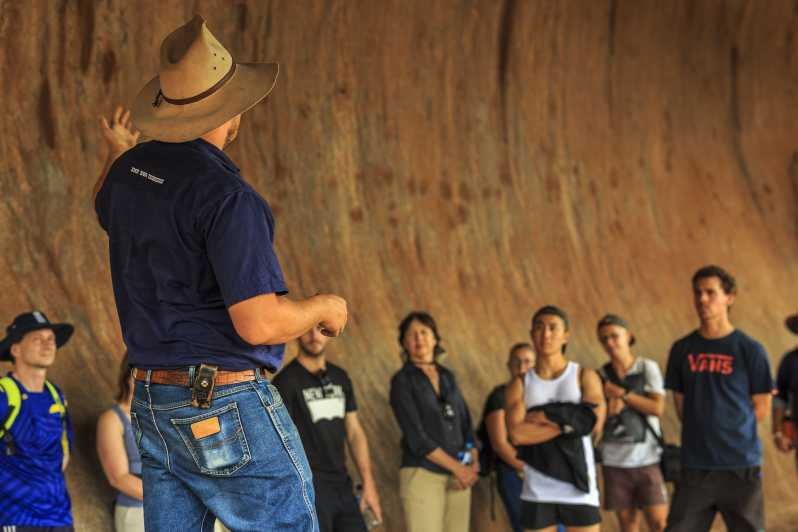 Desde Yulara: Excursión a Uluru con paseo por la base y barbacoa al atardecer