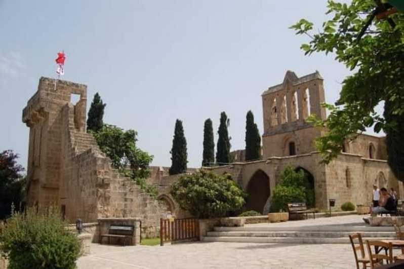 Desde Kyrenia: tour de medio día al castillo de San Hilarión y Bellapais