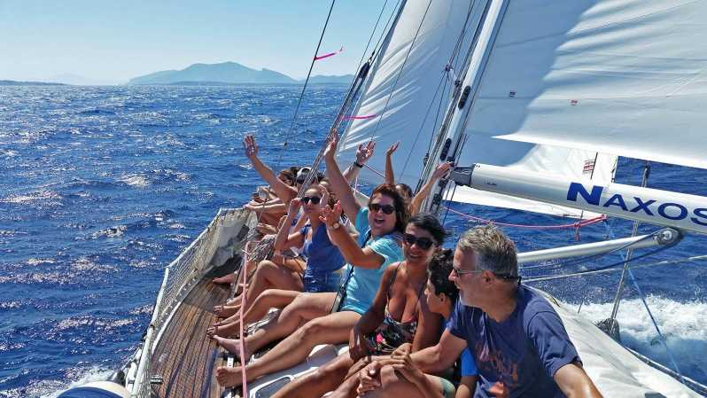 Naxos: Excursión en velero de día completo con paradas para nadar, aperitivos y bebidas