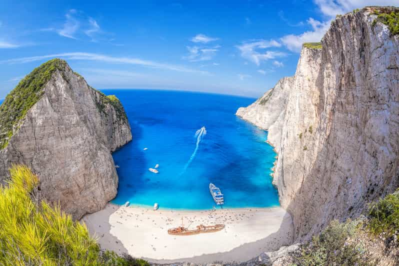 Excursión Privada a la Playa del Naufragio Navagio y a las Cuevas Azules