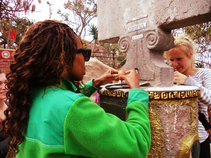 Mitad del Mundo y senderismo en el volcán Pululahua