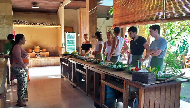 Desde Ubud: auténtica clase de cocina en un pueblo local