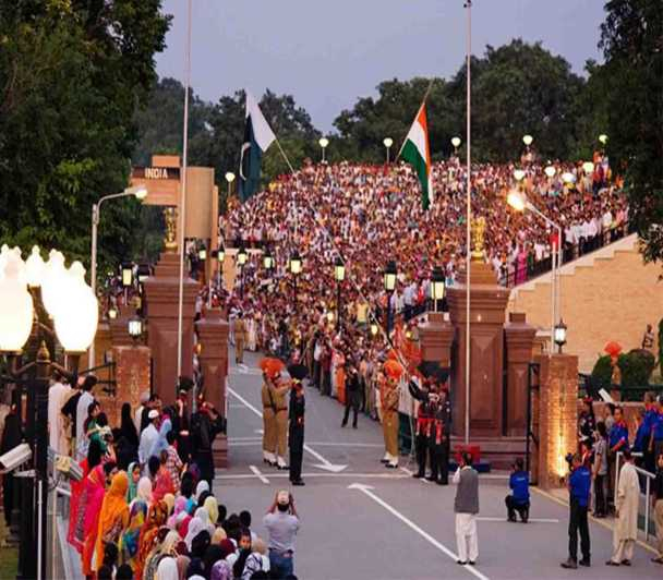 Amritsar: Ceremonia de Retirada, Sadda Pind y Cena