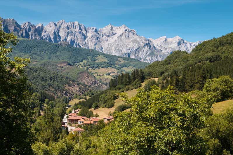 Santander: tour a Picos, monasterio de Santo Toribio y Potes