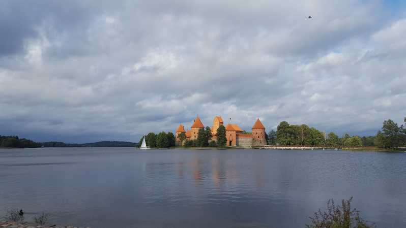 Desde Vilna: castillo de Trakai y monumento de Paneriai