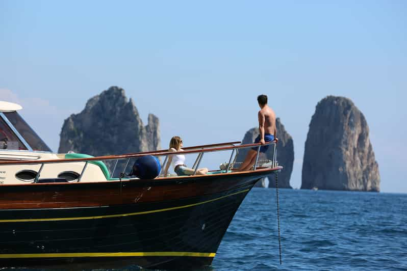 Desde Amalfi Las Islas Galli y Capri Tour en barco de día completo