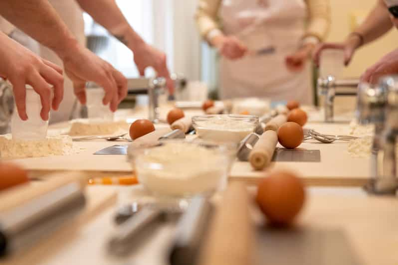 Rimini: Clase de pasta y tiramisú en grupo reducido