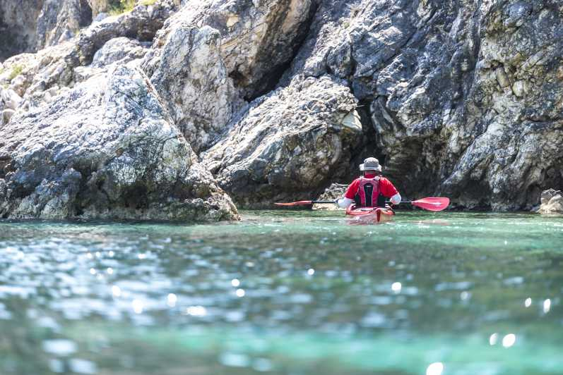 Lefkada: Excursión en Kayak de Mar a las Cuevas Azules con Picnic