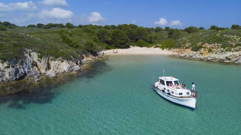 Menorca: crucero en llaüt con aperitivos locales