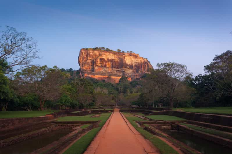 Desde Kalutara Excursión de un día a la Roca de Sigiriya y la Cueva de Dambulla