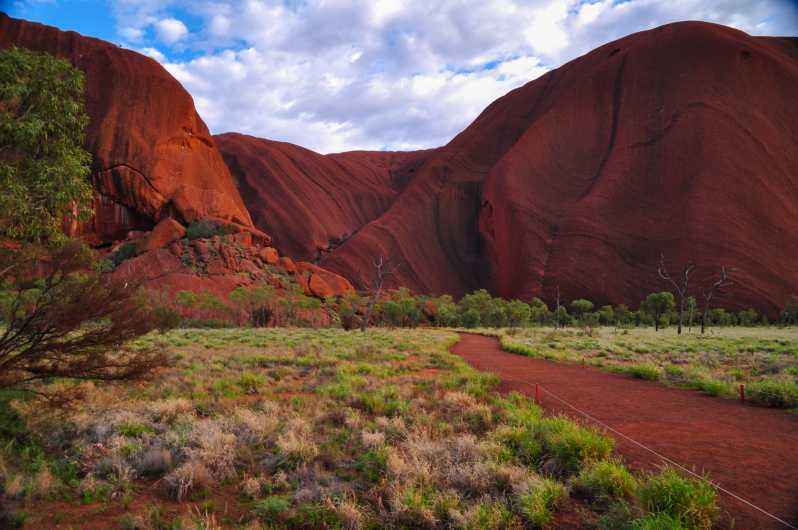 Uluru: tour por lugares sagrados atardecer y cena barbacoa