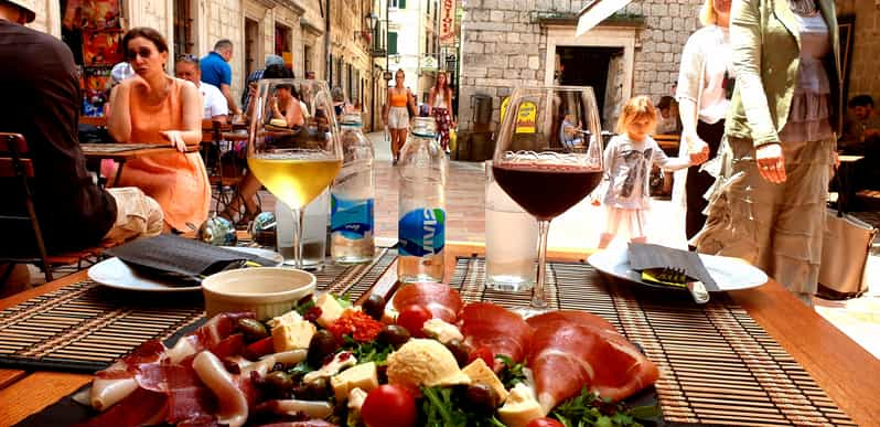 Kotor: Visita Privada a Pie con Degustación de Vinos y Gastronomía