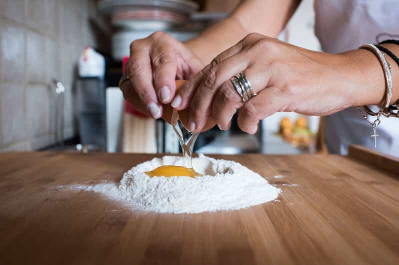 Como: Clase de elaboración de pasta y tiramisú con degustación y vino