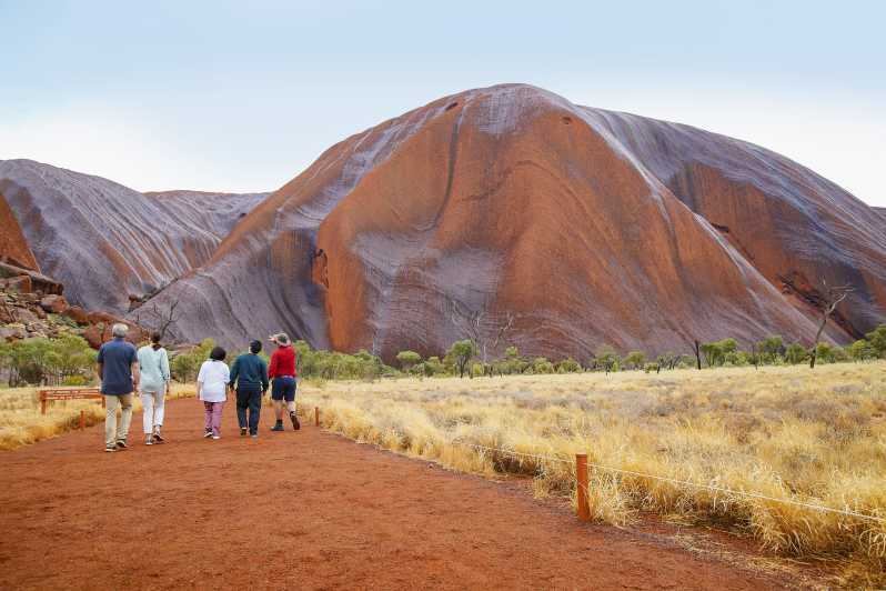 Uluru: Visita guiada a pie al amanecer con desayuno ligero