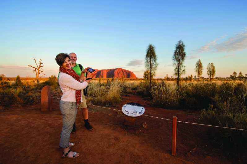 Yulara: Excursión de un día en autobús al amanecer en Uluru y Kata Tjuta