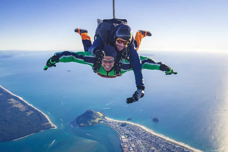 Desde Tauranga: salto en paracaídas sobre el monte Maunganui