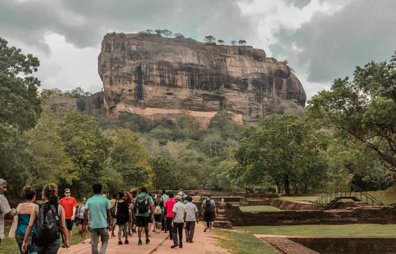 Desde Dambulla: Excursión a la Roca de Sigiriya, el pueblo y Minneriya