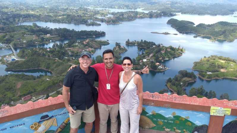 Medellín: Peñol Rock y Guatape Excursión en Grupo