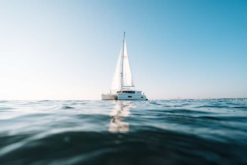 Rostock: Crucero en Catamarán de Medio Día, Día Completo o Puesta de Sol