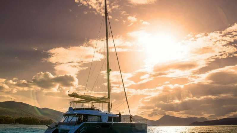 Naxos: Crucero en Catamarán y Snorkel con Comida y Bebidas