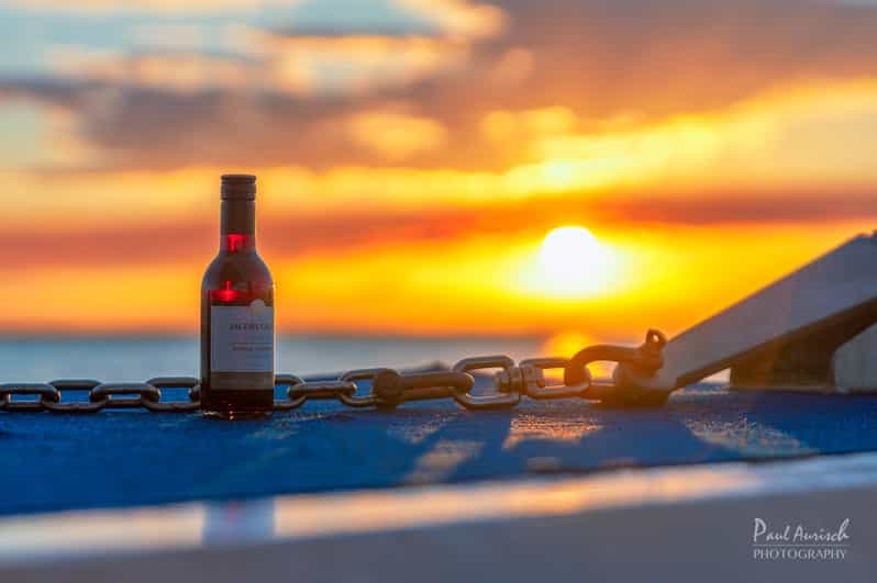 Bahía de Hervey: Relajante Crucero al Atardecer con Champán y Gambas