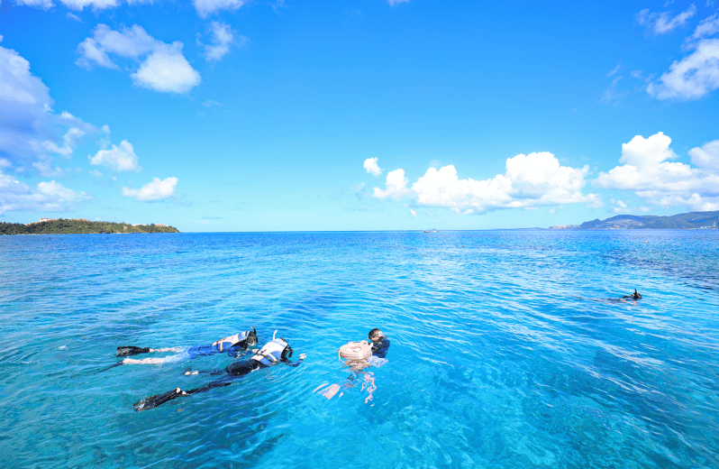 Naha, Okinawa: Excursión de un día de buceo en la isla de Keramas con almuerzo