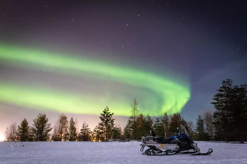 Levi: viaje de caza de la aurora boreal en moto de nieve con fogata