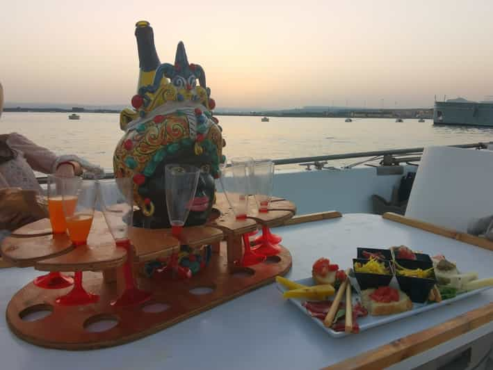 Siracusa: Crucero al atardecer en Ortigia con aperitivo